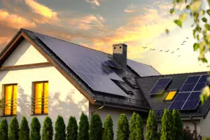 PV-Anlage für Privat Haus mit ganzem Dach voller PV Anlagen. Sonnenuntergang und Vögel am Himmel solarenergiehamburg.de