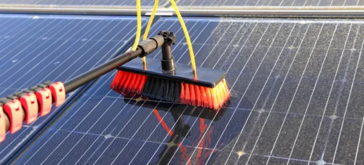 PV Anlage Reinigung mit Bürste und Wasser, Reinigung von Photovoltaikanlagen professionelle Dachreinigung